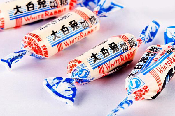 為什么大白兔奶糖包一層糯米糖紙？老版糖紙比一斤糖還貴