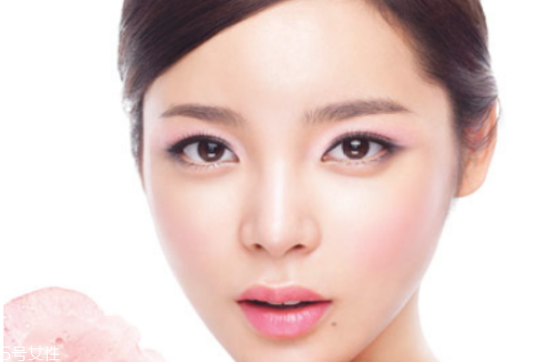 日常怎樣畫(huà)眼線好看 自己畫(huà)眼線的技巧圖解