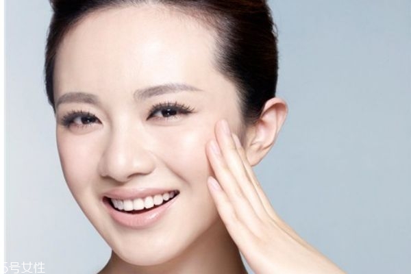 蛇皮膚用什么洗澡好 讓你跟蛇皮紋說(shuō)再見