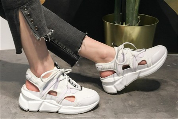 今年流行什么樣的小白鞋？今年最火的小白鞋款式