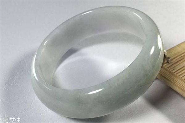 糯種翡翠手鐲多少錢 翡翠質(zhì)感很關鍵