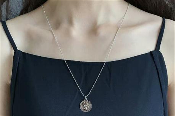 現(xiàn)在流行戴什么項(xiàng)鏈 時(shí)髦女生都愛(ài)它