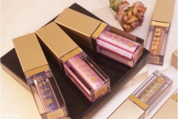 液體眼影用什么暈開(kāi) 用指腹暈開(kāi)