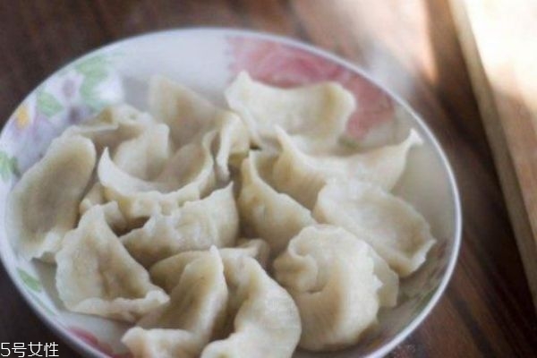 怎么煮餃子皮不破 煮餃子的時候放點(diǎn)鹽