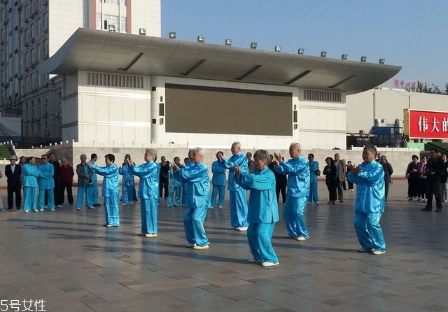 太極拳能治病嗎？太極拳能治什么?。?></p><h3>練習太極拳的注意事項</h3><p>1. 太極拳訓練方法</p><p>1) 靜心用意，呼吸自然，即練拳要求思想安靜集中，專心引導動作，呼吸平穩(wěn)，深勻自然，不可勉強憋氣。</p><p>2) 中正安舒，柔和緩慢，即身體保持舒松自然，不偏不倚，動作如行云流水，輕柔勻緩。</p><p>3) 動作弧形，圓活完整，即動作要呈弧形式螺旋形，轉換圓活不滯，同時以腰作軸，上下相隨，周身組成一個整體。</p><p>4) 連貫協(xié)調，虛實分明，即動作要連綿不斷，銜接和順，處處分清虛實，重心保持穩(wěn)定。</p><p>5) 輕靈沉著，剛柔相濟，即每一動作都要輕靈沉著，不浮不僵，外柔內剛，發(fā)勁要完整，富有彈性，不可使用拙力。</p><p>2. 練習太極拳的要領</p><p>1) 虛領頂勁：頭頸似向上提升，并保持正直，要松而不僵可轉動;</p><p>2) 含胸拔背、沉肩垂肘：即胸要含不能挺，肩不能聳而要沉，肘不能抬而要下垂，全身要自然放松;</p><p>3)
手眼相應，以腰為軸，移步似貓行，虛實分清：指打拳時必須上下呼應，融為一體，要求動作出于意，發(fā)于腰，動于手，眼隨手轉，兩下肢弓步和虛步分清而交替，練到腿上有勁，輕移慢放沒有聲音;</p><p>4) 動中求靜，動靜結合：即肢體動而腦子靜，思想要集中于打拳;</p><p>5) 式式均勻，連綿不斷：指每一式的動作快慢均勻，而各式之間又是連綿不斷，全身各部位肌肉舒松協(xié)調而緊密銜接;</p><p>6) 打太極拳要求有意地運用腹式呼吸，加大呼吸深度，從而改善呼吸機能和血液循環(huán);</p><p>7)
練習太極拳是一個循序漸進的過程，需要持之以恒;同時，在練習時應多加觀摩，相互學習交流;相信經(jīng)過認真的練習和不斷的努力，都可以收到強身健體的效果</p> </div>
<div align=