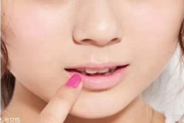 新手唇妝教學,3招打造完美唇妝