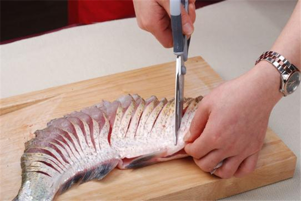 孔雀開(kāi)屏魚怎么切 孔雀開(kāi)屏魚的切法