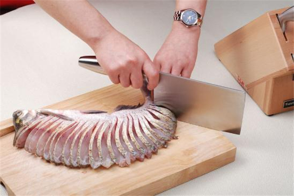 孔雀開(kāi)屏魚怎么切 孔雀開(kāi)屏魚的切法