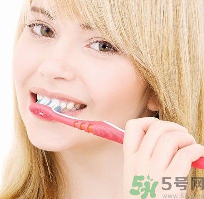 刷牙用冷水還是熱水好？刷牙用熱水有什么好？
