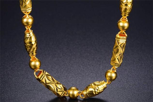黃金項(xiàng)鏈適合年輕人戴嗎 年輕人買(mǎi)黃金項(xiàng)鏈還是白金