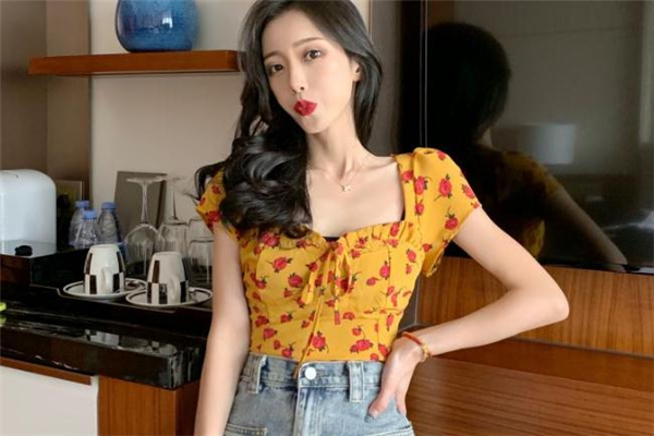 方領上衣什么顏色好看 方領上衣穿搭圖片