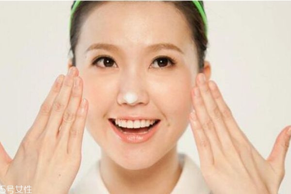 為什么化妝后會(huì)容易長(zhǎng)痘痘 經(jīng)?；瘖y還想避免長(zhǎng)痘怎么辦