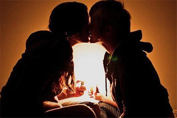 接吻時(shí)女生手放在哪里比較好 女生主動吻男生好嗎