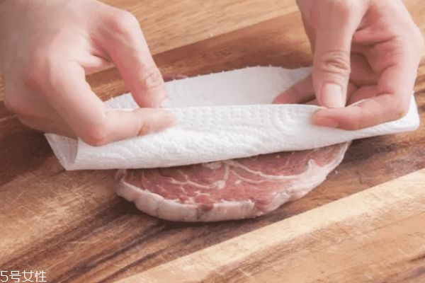 煎肉眼牛排的幾個(gè)要點(diǎn) 關(guān)于牛排的知識點(diǎn)