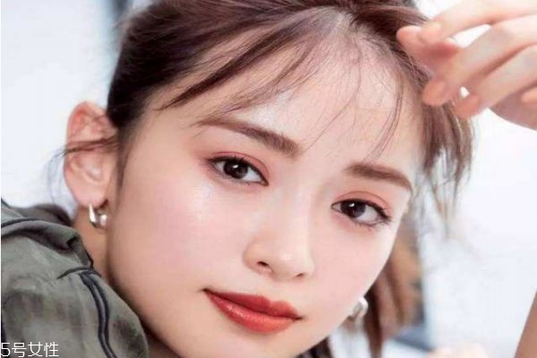 姐妹聚會(huì)妝容怎么畫(huà)好看 聚會(huì)妝容的特點(diǎn)