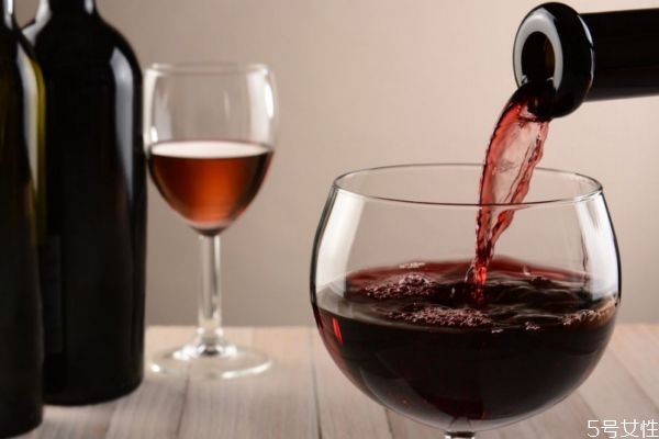 葡萄酒有什么營養(yǎng)價(jià)值呢 喝葡萄酒有什么好處呢