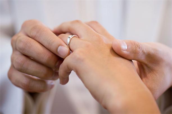 訂婚后戒指戴哪個手指 男的訂婚戒指戴哪個手指