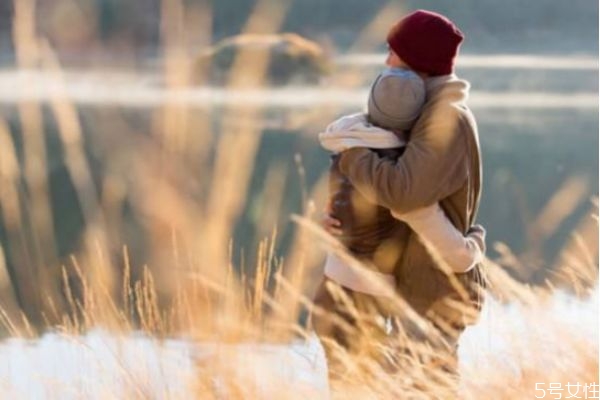 男人放不下一個(gè)女人的表現(xiàn) 男人分手還愛(ài)你有哪些表現(xiàn)