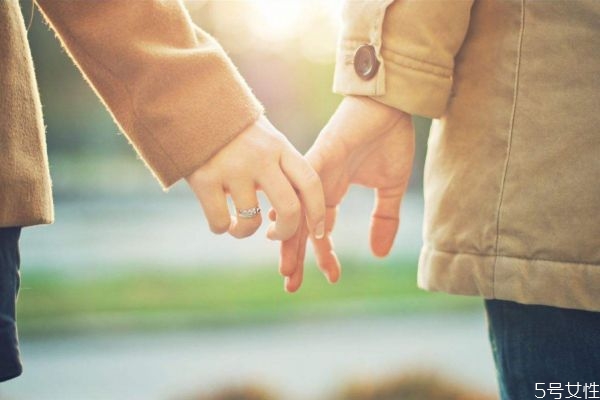 談戀愛(ài)和結(jié)婚的區(qū)別 一句話區(qū)別愛(ài)情和婚姻
