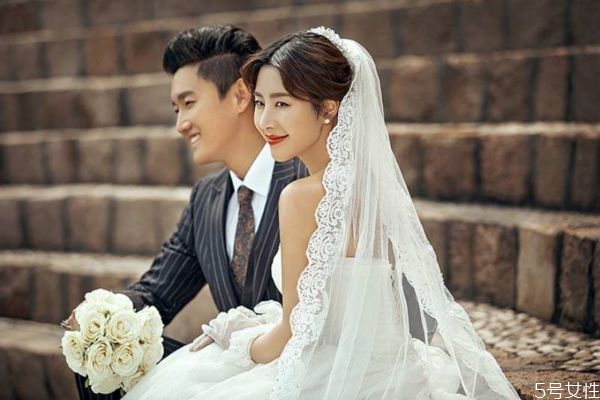 嫁給愛(ài)情還是嫁給金錢(qián) 結(jié)婚物質(zhì)重要還是愛(ài)情