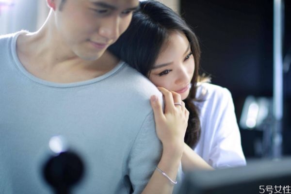 戀愛中女生應該不應該主動呢 主動女生結(jié)局怎么樣呢