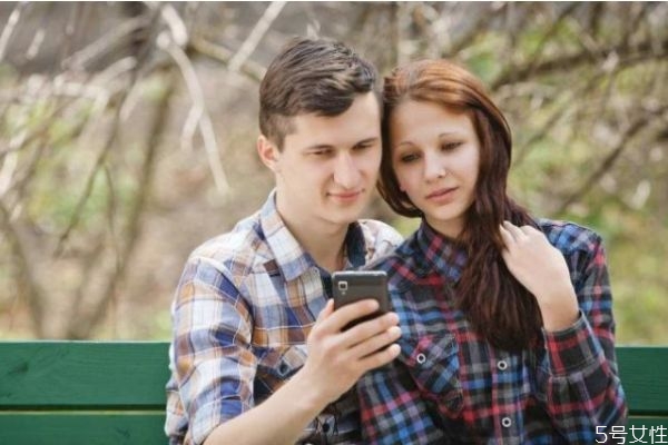 男女戀愛時(shí)該不該查對(duì)方手機(jī) 男女戀愛相處之道