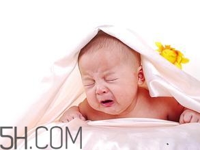 新生兒吐奶情況什么時候會沒有？寶寶吐奶了怎么辦？