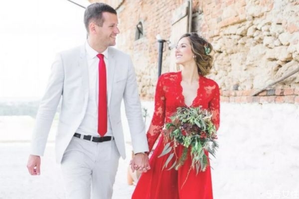 女方結(jié)婚回門(mén)穿什么衣服 結(jié)婚三天回門(mén)要買(mǎi)什么禮物