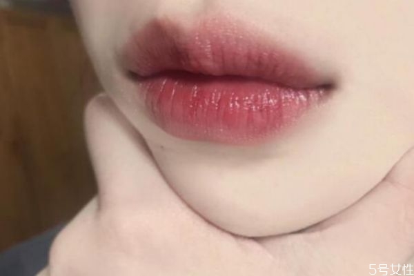 女人必備三款口紅顏色是哪些 根據膚色選口紅的方法