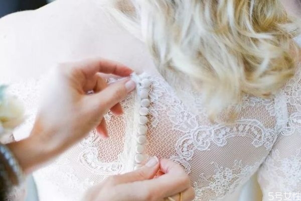 三金和彩禮什么時候給 給結婚彩禮的時間