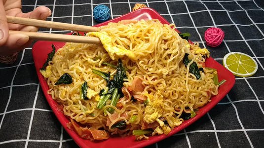 炒方便面很黏怎么辦 吃炒方便面會(huì)長(zhǎng)胖嗎