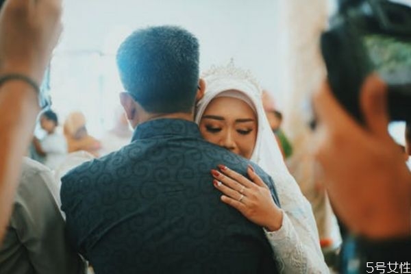 容易招男生喜歡的女孩是怎樣的 對付男人要以靜制動(dòng)