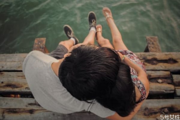 戀愛中如何給對方臺階下 冷戰(zhàn)時(shí)怎么給對方臺階下