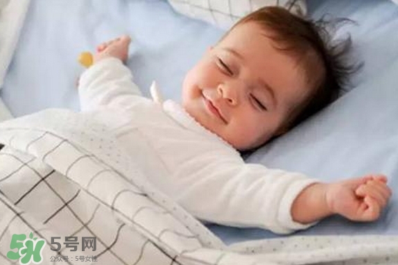寶寶睡覺為什么會笑？寶寶睡覺笑出聲是做夢了嗎？