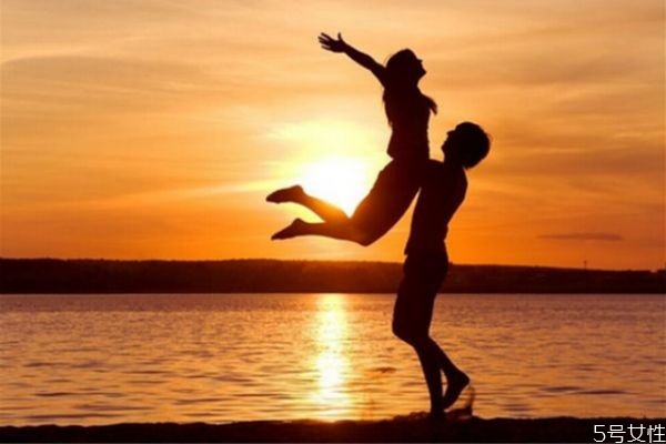 為什么男朋友不想結(jié)婚 男人婚前焦慮是因?yàn)槭裁?>
<strong>為什么男朋友不想結(jié)婚 男人婚前焦慮是因?yàn)槭裁?/strong>
</a>
<p>如果你們兩的感情已經(jīng)很深了，在你想要穩(wěn)定下來(lái)的時(shí)候，你的男朋友卻不想結(jié)婚，首先要問(wèn)清楚原因，再?zèng)Q定你們的這段愛(ài)情是否該堅(jiān)持下去。</p>
</li>
<li>
<a href=