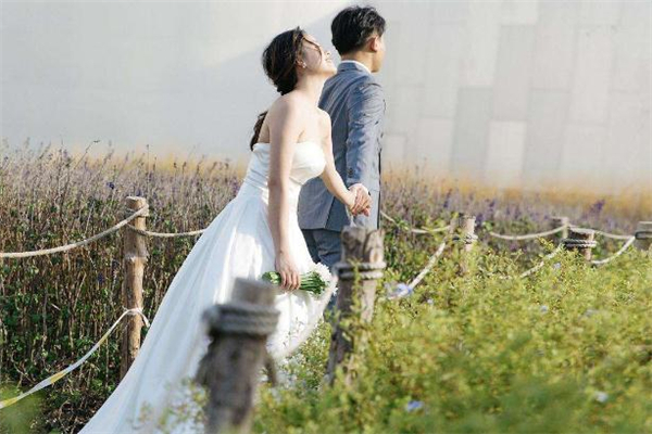 悶騷男喜歡一個(gè)人會主動(dòng)嗎 悶騷男喜歡一個(gè)人會躲著嗎