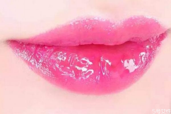唇彩的保質期是多久 唇蜜和唇彩有什么區(qū)別
