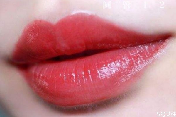 經(jīng)常涂口紅嘴唇會變黑嗎 經(jīng)常涂口紅怎么保護(hù)嘴唇