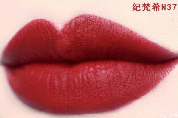 紀(jì)梵希n37口紅怎么辨別真假 紀(jì)梵希怎么查詢真?zhèn)?/h1>

時(shí)間：2020-07-30 13:32:11 編輯：本站整理 0
分享至：



 c_4(); 
紀(jì)梵希的彩妝一直很多人推薦，紀(jì)梵希n37口紅是很多人種草的一根口紅，紀(jì)梵希n37口紅紅絲絨的質(zhì)感很好，很適合黃皮膚女生們涂，超級(jí)顯白。紀(jì)梵希n37口紅怎么辨別真假我們可以通過(guò)看口紅外殼，真的紀(jì)梵希的外殼顏色為正紅色，而假的顏色偏暗;然后看側(cè)面字母和里面字母，假的一般比較劣質(zhì)，真的字母印刷的很整齊;最后看膏體顏色，n37號(hào)色是正紅色，而假貨的膏體會(huì)偏暗一點(diǎn)。1、首先觀察紀(jì)梵?？诩t的外包裝，正品的紀(jì)梵?？诩t的包裝是比較深的灰黑色，假貨的顏色則是比較濃重的全黑色，需要認(rèn)真觀察，才能有效的辨別出來(lái)。2、注意觀察口紅膏體上的logo，正品的logo做工精細(xì)，邊緣勾勒清晰，做工非常精致。假的紀(jì)梵希口紅的logo邊緣勾勒模糊，線條不清晰，包括做工也明顯的粗糙。3、看一下口紅膏體上方的切面，正品的口紅切面比較小，假貨的切面比較大。4、根據(jù)口紅的氣味辨別，正品的紀(jì)梵?？诩t的氣味比較清淡，沒(méi)有什么刺鼻的味道，假的紀(jì)梵?？诩t，聞上去有一股比較刺鼻的氣味，要么就是特別的香。5、正品的紀(jì)梵口紅接觸皮膚比較干，質(zhì)地也比較硬。假的紀(jì)梵希則比較潤(rùn)，有一層油光，質(zhì)地比較軟。但凡是口紅都會(huì)有一定的掉色現(xiàn)象，如果想緩解口紅掉色的現(xiàn)象，可以在涂抹一層口紅之后，找一張比較薄的紙巾覆蓋在唇上，然后用散粉輕輕的在唇部掃一下，接著把嘴唇上的散粉清理干凈，之后再使用口紅涂抹一層，這樣的涂抹方式可以使口紅更持久，也可以避免口紅掉色的情況。紀(jì)梵希怎么查詢真?zhèn)?/h3>1、內(nèi)包裝內(nèi)包裝仿的極度逼真，在沒(méi)有真假貨對(duì)比的時(shí)候幾乎看不出來(lái)。即使有真假對(duì)比的時(shí)候，區(qū)別也是極其微小的，僅僅只是表面的顏色有一點(diǎn)點(diǎn)區(qū)別。2、膏體上的回紋LOGO真假紀(jì)梵希小羊皮唇膏膏體上都會(huì)有回紋LOGO，但注意整體精致度和邊緣，真貨的做工明顯比假貨細(xì)致，假貨的回紋LOGO雕刻的不清晰，精致度差了許多。3、頂部膏體切面再來(lái)看看膏體，真假口紅在頂端的切面大小有明顯的不同，真貨的切面對(duì)比下來(lái)較小，而假貨的則會(huì)大些。當(dāng)然，這也是需要有真假貨對(duì)比的時(shí)候才能看得出來(lái)。4、氣味對(duì)經(jīng)真假貨在氣味上的對(duì)比絕對(duì)是最為明顯的了。用你的鼻子去聞、去體會(huì)，這目前來(lái)看是最好的分辨真假的方法了，假貨和正品的氣味完全不一樣。正品的紀(jì)梵希口紅的確有一種特殊的氣味，難以言喻，而且正品的這個(gè)氣味還會(huì)讓很多朋友吐槽，我還可以接受。而假貨基本上就是普遍的口紅氣味了，僅僅只是略帶一點(diǎn)清香的感覺(jué)而已。5、質(zhì)地對(duì)比這個(gè)方法需要實(shí)際使用了才能看得出來(lái)，將真假口紅分別涂抹一點(diǎn)在手背上，然后觀察膏體頂部在摩擦之后的狀態(tài)，你會(huì)發(fā)現(xiàn)假貨的質(zhì)地更潤(rùn)，所以翻油光的情況更明顯;而正品在對(duì)比下會(huì)要略干些、略硬些。紀(jì)梵希口紅如何辨別真假紀(jì)梵?？诩t真假可以從管底標(biāo)簽，logo、內(nèi)管、膏體以及重量來(lái)區(qū)分。第一步，看管底標(biāo)簽。正品的紀(jì)梵?？诩t的管底標(biāo)注是純色印壓的，而假貨的是帶有輻射光的，并且從字體上，兩者也有很明顯的區(qū)別。第二步，看外包裝盒的logo。正品的紀(jì)梵希小羊皮口紅，從2017年外包裝上的logo顏色，由紅色變成了灰色，而假貨的外包裝盒上的logo，一定是沒(méi)跟上紀(jì)梵希的變化，它的標(biāo)志還是白色。第三步，看內(nèi)管。正品的紀(jì)梵?？诩t內(nèi)管有缺口，缺口邊緣是直線的。假貨的內(nèi)管雖然也有缺口，但是缺口邊緣是弧形的，而且多了個(gè)圓孔。第四步，看口紅膏體。正品的紀(jì)梵?？诩t膏體是三棱錐形狀的，棱角分明的，而假貨的口紅膏體就顯得棱角不那么分明了，更加平緩了。第五步，看口紅重量。由于做工及用料的不同，正品的重量是39g，而假貨的重量是29g。紀(jì)梵希必備的3只口紅色號(hào)1、紀(jì)梵希限量木蘭花系列306美妙的橘紅色，薄涂厚涂都挺好看的一個(gè)顏色，黃皮也能使用。這個(gè)系列口紅的遮蓋力很好，深唇色的妹子們也不用太擔(dān)心。春夏季節(jié)用這個(gè)顏色很活力，比較少女的感覺(jué)。2、紀(jì)梵希小羊皮
305號(hào)紀(jì)梵希小羊皮口紅305，羅馬神話中以“小仙女”命名的一款口紅。水紅色，顯白不挑人，很提氣色的一只。質(zhì)地順滑好涂勻，類(lèi)似于奶油妝感，搭配這個(gè)顏色剛剛好。3、紀(jì)梵希小羊皮
315號(hào)315是個(gè)秋冬必備的漿果姨媽色，在紀(jì)梵?？诩t里也是個(gè)比較有熱度的顏色。有種復(fù)古公主范的味道，濃濃的赫本風(fēng)格。無(wú)論是全涂還是咬唇都超級(jí)美，這個(gè)顏色還會(huì)顯牙白。 

 b_4(); 


ysl小金條口紅防偽碼在哪 ysl小金條正品氣味
下一篇:很抱歉沒(méi)有了

網(wǎng)站首頁(yè)
返回欄目

標(biāo)簽：紀(jì)梵希口紅

相關(guān)文章

1紀(jì)梵希散粉和蜜粉的區(qū)別 蜜粉好還是散粉好浏览:3468 2紀(jì)梵希315怎么樣 紀(jì)梵希315如何浏览:1万+ 1江原道散粉怎么分辨真假 江原道散粉和紀(jì)梵希散粉哪個(gè)好 2紀(jì)梵希高定恒顏粉底液好用嗎 紀(jì)梵希高定恒顏粉底液成分 3紀(jì)梵希高定恒顏粉底液色號(hào)怎么選 高定恒顏粉底液有幾個(gè)色號(hào) 4紀(jì)梵希高定粉底液適合黃皮嗎 高定粉底液適合什么皮膚用 5紀(jì)梵希紅絲絨10適合黃皮嗎 紀(jì)梵希紅絲絨口紅10試色 6紀(jì)梵希小蘑菇散粉好用嗎 紀(jì)梵希小蘑菇真假鑒別 


熱門(mén)文章
2018口紅熱賣(mài)排行榜10強(qiáng) 十大最好用的口紅排行

tf口紅是哪個(gè)國(guó)家的牌子?tf口紅是什么牌子全名?tf口紅是目前很受歡迎的口紅，有些人甚至不知道它是什么牌子國(guó)家的……
口紅保質(zhì)期一般多久？口紅保質(zhì)期過(guò)了能用嗎？
蘿卜丁口紅是什么牌子?蘿卜丁口紅多少錢(qián)?
ahc水乳好用嗎？ahc水乳怎么樣？
迪奧999啞光和滋潤(rùn)怎么區(qū)分 試色對(duì)比哪個(gè)更好看

睫毛增長(zhǎng)液的壞處有哪些 睫毛增長(zhǎng)液有哪些壞處
夏季口紅融化了怎么辦 夏季口紅融化的還能用嗎

迪奧999口紅真假怎么辨別?迪奧999口紅真假對(duì)比圖迪奧999口紅很提亮膚色，色澤均勻漂亮，上色度高，稍稍涂一點(diǎn)抿開(kāi)就很……
ysl口紅圓管試色大全 圣羅蘭口紅圓管幾號(hào)最好看
阿瑪尼405適合黃皮嗎 阿瑪尼405黃皮試色
tf口紅多少錢(qián)一支?tf口紅專柜價(jià)格
YSL為什么叫楊樹(shù)林口紅 YSL為啥叫楊樹(shù)林

散粉有必要買(mǎi)貴的嗎 散粉貴的和便宜的區(qū)別

5H跟帖 
















網(wǎng)友評(píng)論僅供其表達(dá)個(gè)人看法，并不表明5h立場(chǎng)。





		var mydate = new Date();
		var year = mydate.getFullYear();
		var month = mydate.getMonth();
		var day = mydate.getDate()
		var nowdate = year+"-"+month+"-"+day
		
		$("#imageField").click(function(){
			var commentcont = $(".comment-text").val();
			if($(".comment-text").val()==""){
				alert("您沒(méi)什么話要說(shuō)嗎？");
			}else{
				var data = {
					nomember:1,
					saytext:commentcont,
					id : $("#id").attr("value"),
					ecmsfrom : $("#ecmsfrom").attr("value"),
					classid : $("#classid").attr("value"),
					enews : $("#enews").attr("value"),
					repid : $("#repid").attr("value")
				};				
				$.ajax({
					type: "POST",
					url: "/e/pl/doaction.php",
					data: data,
					dataType:'text',
					success: function(msg){
						$(".comment-text").val("");
						$(".comment-body").prepend('<li><div   id="knxdioa"   class="combd-title"><span id="1b9z15w"    class="title">本站網(wǎng)友:匿名</span><span id="ikupzbg"    class="time">'+nowdate+'</span></div><p class="combd-bd">'+commentcont+'</p></li>')
					}
				});
			}	
		})	
	
 
