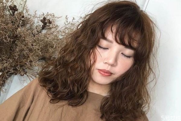 細軟發(fā)質適合燙羊毛卷嗎 粗硬的頭發(fā)適合燙羊毛卷嗎