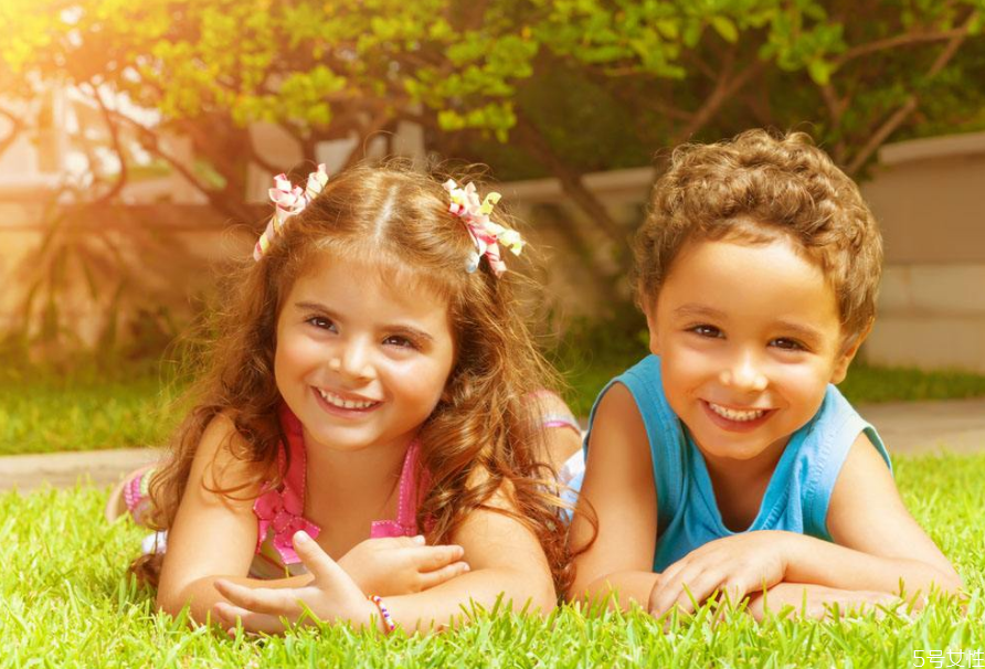 6歲前孩子聰明的表現(xiàn) 0-6歲幼兒養(yǎng)育關(guān)鍵要點是什么