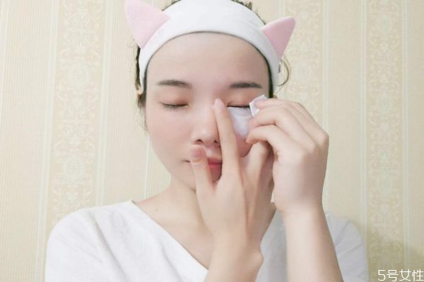 眼唇卸妝液能卸臉部嗎 沒(méi)有卸妝液要怎么卸妝