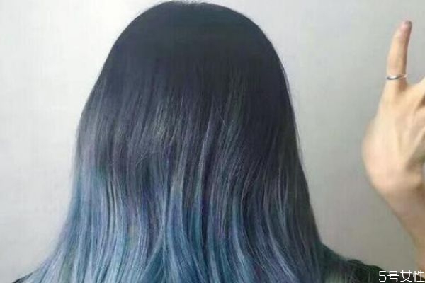 什么膚色的人適合染藍色頭發(fā) 藍色頭發(fā)褪色后效果