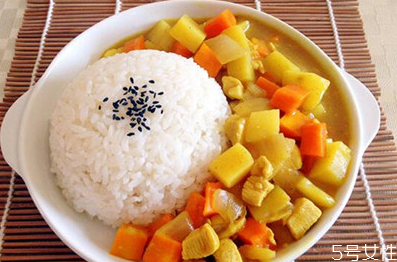 咖喱飯放鹽嗎 家?？о埖淖龇?></p><h3>咖喱飯熱量高不高?</h3><p>咖喱飯的熱量(以100克可食部分計(jì))是225大卡(941千焦)，單位熱量適中。每100克咖喱飯的熱量約占中國營養(yǎng)學(xué)會推薦的普通成年人保持健康每天所需攝入總熱量的10%。</p><p style=