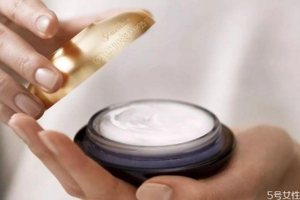 面霜搓泥還能繼續(xù)用嗎 護膚品搓泥是不吸收嗎