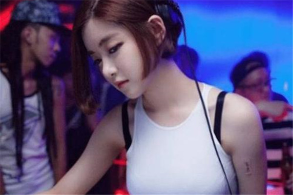 為什么女人也和男人一樣喜歡看美女？