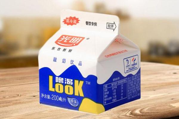 光明酸奶的功效與作用 光明?？仕崮痰暮锰幱惺裁?></p><h3>光明嚕渴酸奶的好處有什么</h3><p>光明LOOK酸奶的好處是口感細膩，奶香濃郁，入口純滑，促進鈣等多種礦物質吸收，幫助人體消化乳糖，是營養(yǎng)價值很高的一等奶，營養(yǎng)好更健康。巴氏殺菌工藝，營養(yǎng)流失少，更接近于原奶。光明乳業(yè)業(yè)務淵源始于1911年，擁有100多年的歷史，逐步確立以牧業(yè)、乳制品的開發(fā)、生產和銷售為主營業(yè)務，是中國領先的高端乳品引領者。公司擁有世界一流的乳品研究院、乳品加工設備以及先進的乳品加工工藝。主營產品包括新鮮牛奶、新鮮酸奶、乳酸菌飲品、常溫牛奶、常溫酸奶、奶粉、嬰兒奶粉、奶酪、黃油、冰淇淋、烘焙等多個品類。牧場管理采用光明乳業(yè)獨有的“千分牧場”評價標準體系，對所有牧場獸醫(yī)保健、繁殖育種、飼料飼養(yǎng)、生奶質量、防暑降溫、安全生產等六大版塊進行評分，在確保生乳品質安全、可靠、優(yōu)質前提下，全面提升奶牛牧業(yè)技術集成水平。</p><p style=