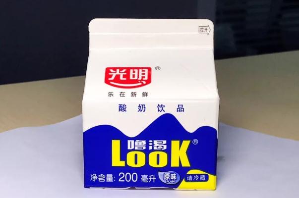 光明酸奶的功效與作用 光明?？仕崮痰暮锰幱惺裁?></p><h3>光明酸奶孕婦可以喝嗎</h3><p>懷孕后是可以適當喝酸奶的，酸奶在營養(yǎng)價值上不僅和鮮牛奶一樣，而且易于消化吸收，酸奶中的乳酸菌進入腸道后可抑制腐敗菌的繁殖，減少腐敗菌在腸道中產生毒素而起到保健作用，同時還可使人體增加維生素b族。如果孕婦在妊娠初期反應較大，而且反酸，說明胃酸多，這時不宜喝酸奶。酸奶是牛奶經(jīng)過乳酸菌發(fā)酵制成的，含有豐富的蛋白質、多種維生素和微量元素，能夠潤腸通便。</p> </div>
<div align=