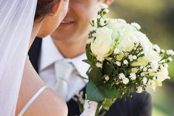 結(jié)婚扔捧花什么意思 新娘扔捧花瞬間6位伴娘都避開(kāi)
