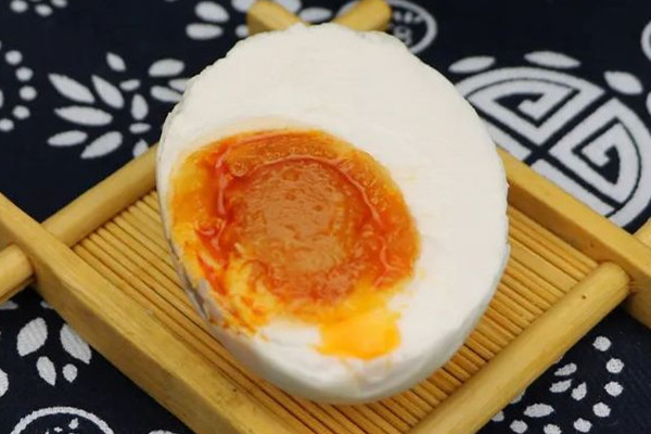 咸鴨蛋和新鮮鴨蛋哪個(gè)營養(yǎng)價(jià)值高 咸鴨蛋不好剝殼怎么辦